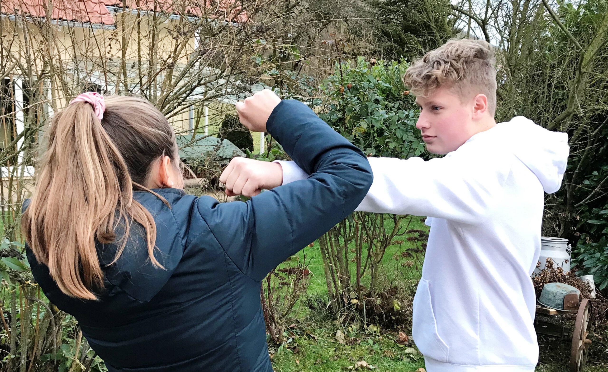 Jugendliche beim Selbstschutztraining