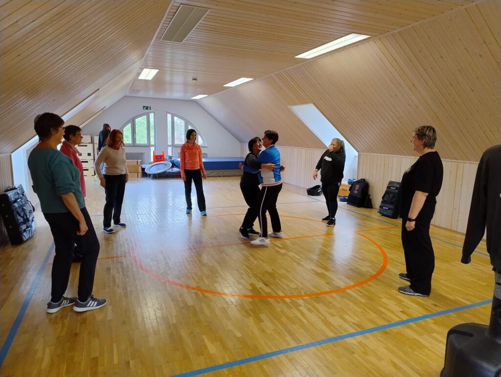 Kontrollierte Partnerübung bei einem KMC-Seminar