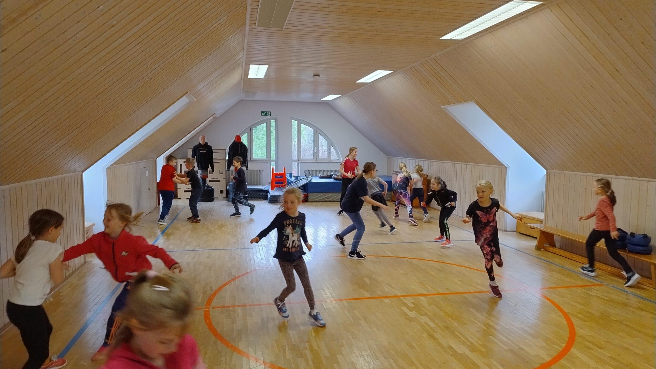 Kinder beim bewegungsreichen Selbstbehauptungstraining