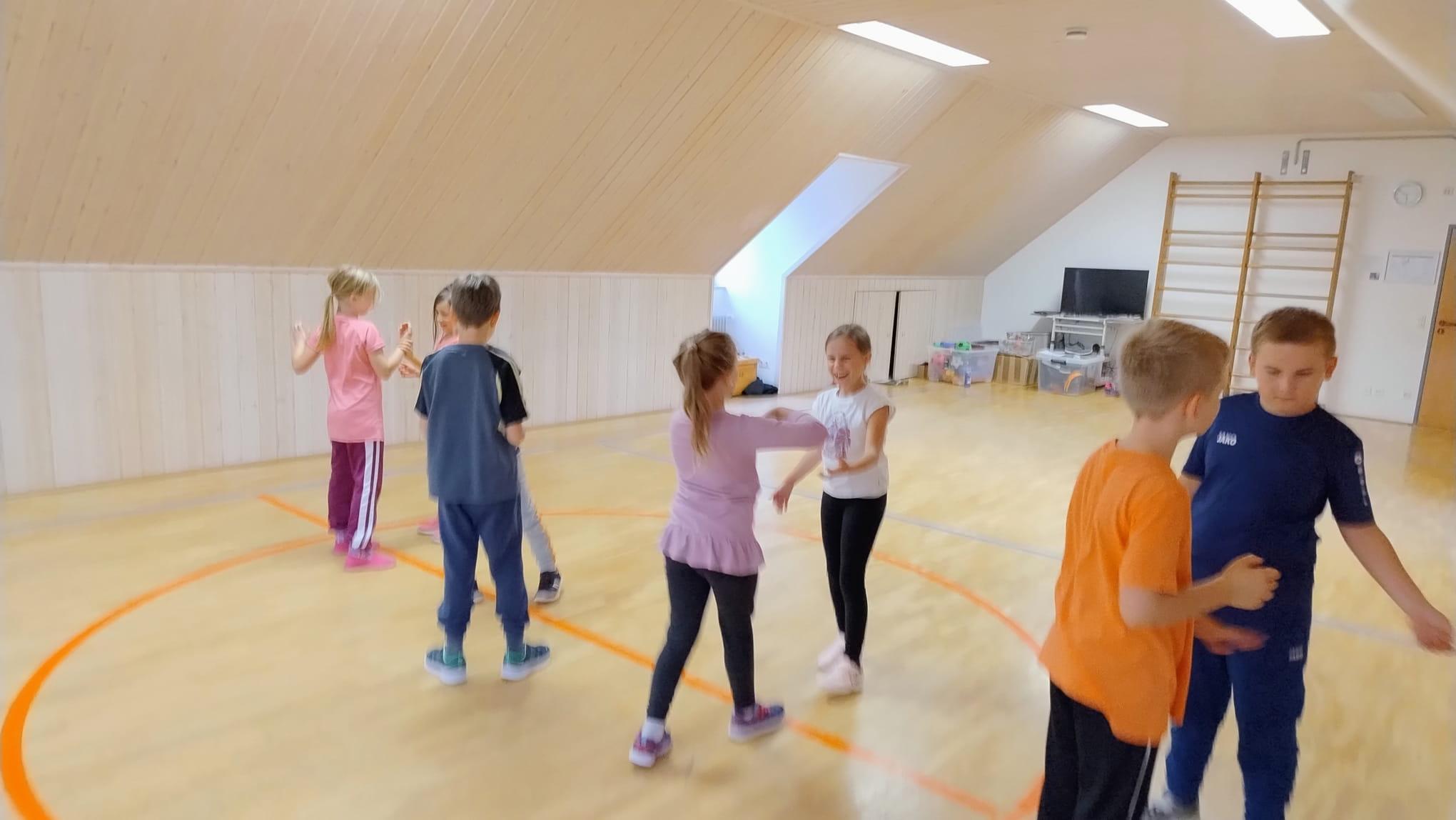 Kinder lernen spielerisch Selbstbehauptung