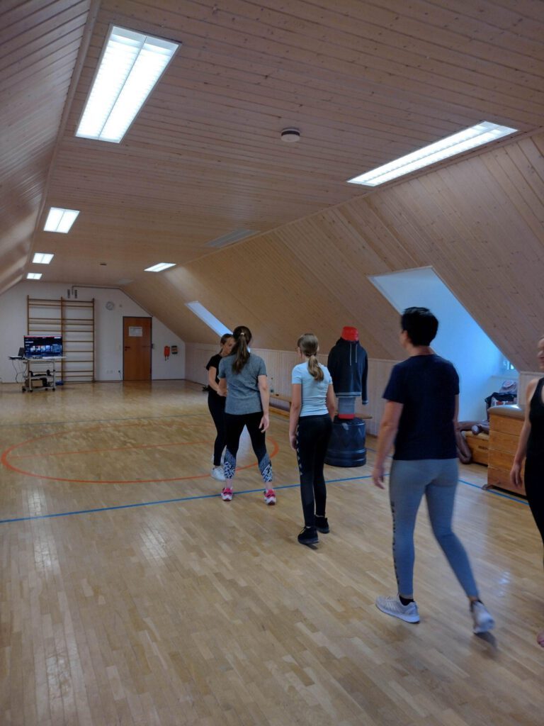 Teilnehmerinnen bei einer Bewegungsübung in der Halle der Alten Schule in Röckingen