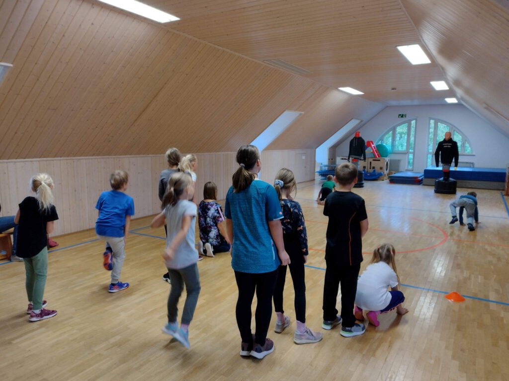 Jugendgruppe trainiert gemeinsam mit Schlagpolstern