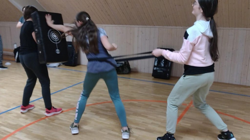 Jugendliche beim gemeinsamen KMC-Selbstschutztraining