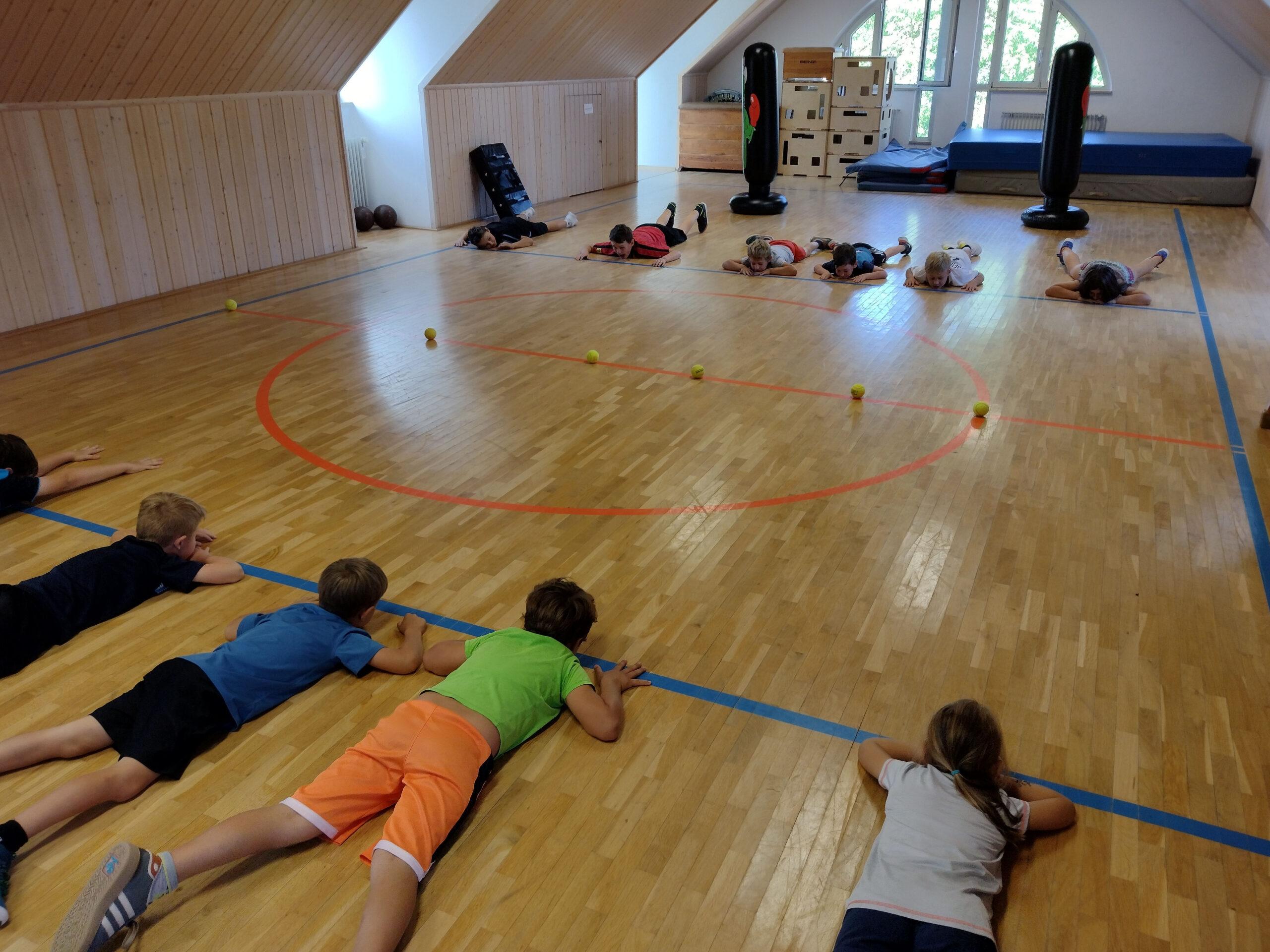 Kinder bei einer spielerischen Bewegungsübung im KMC-Training