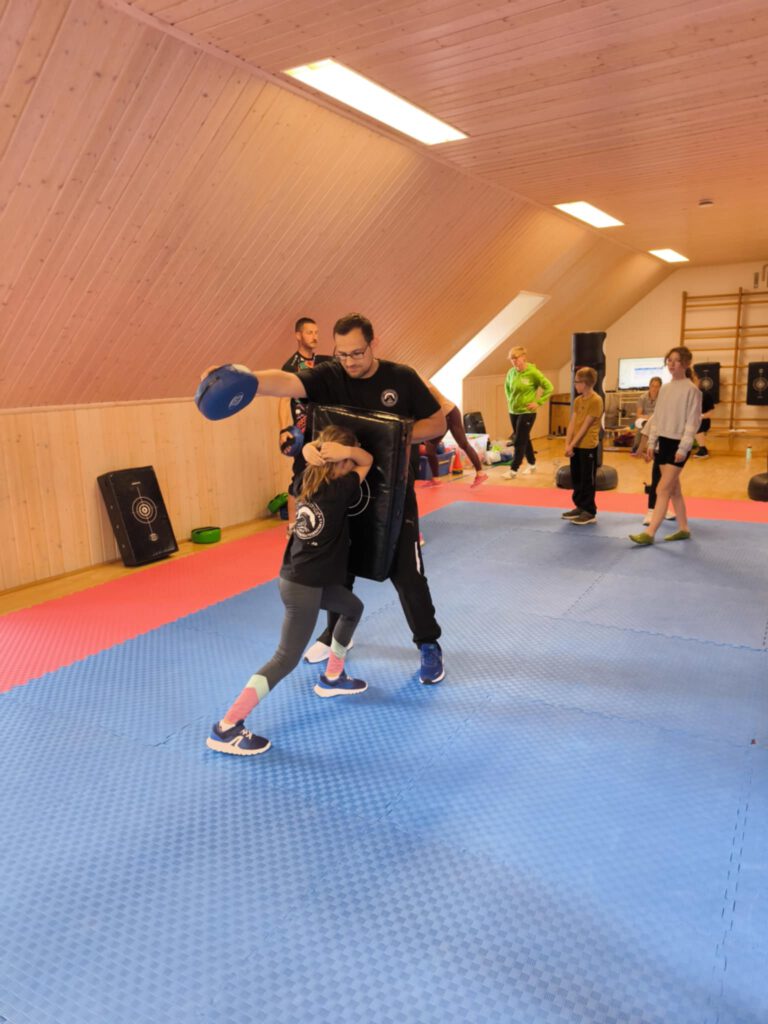 Krav-Maga-Training mit praxisnaher Partnerübung