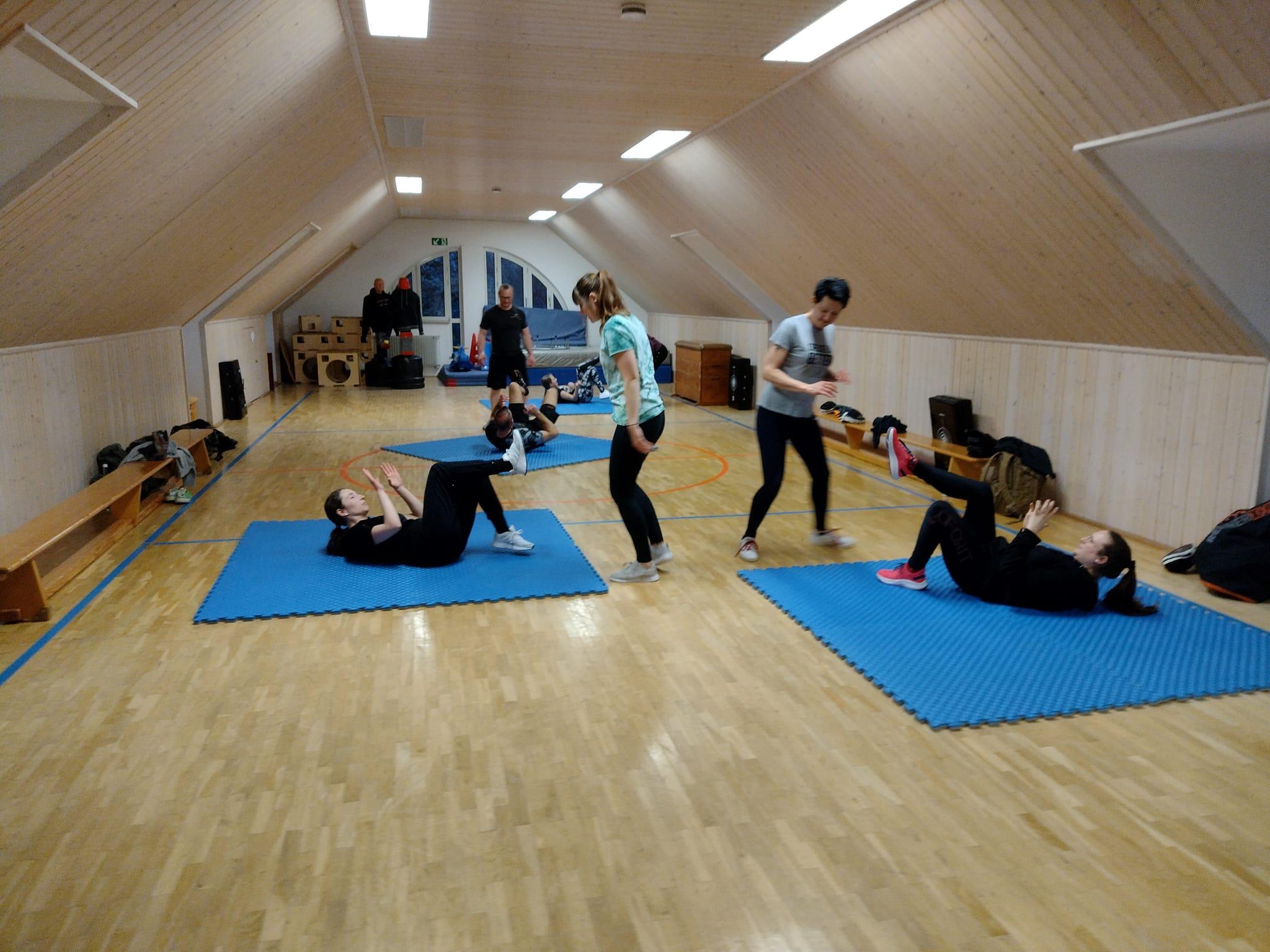 Erwachsene üben Selbstschutztechniken im KMC-Training