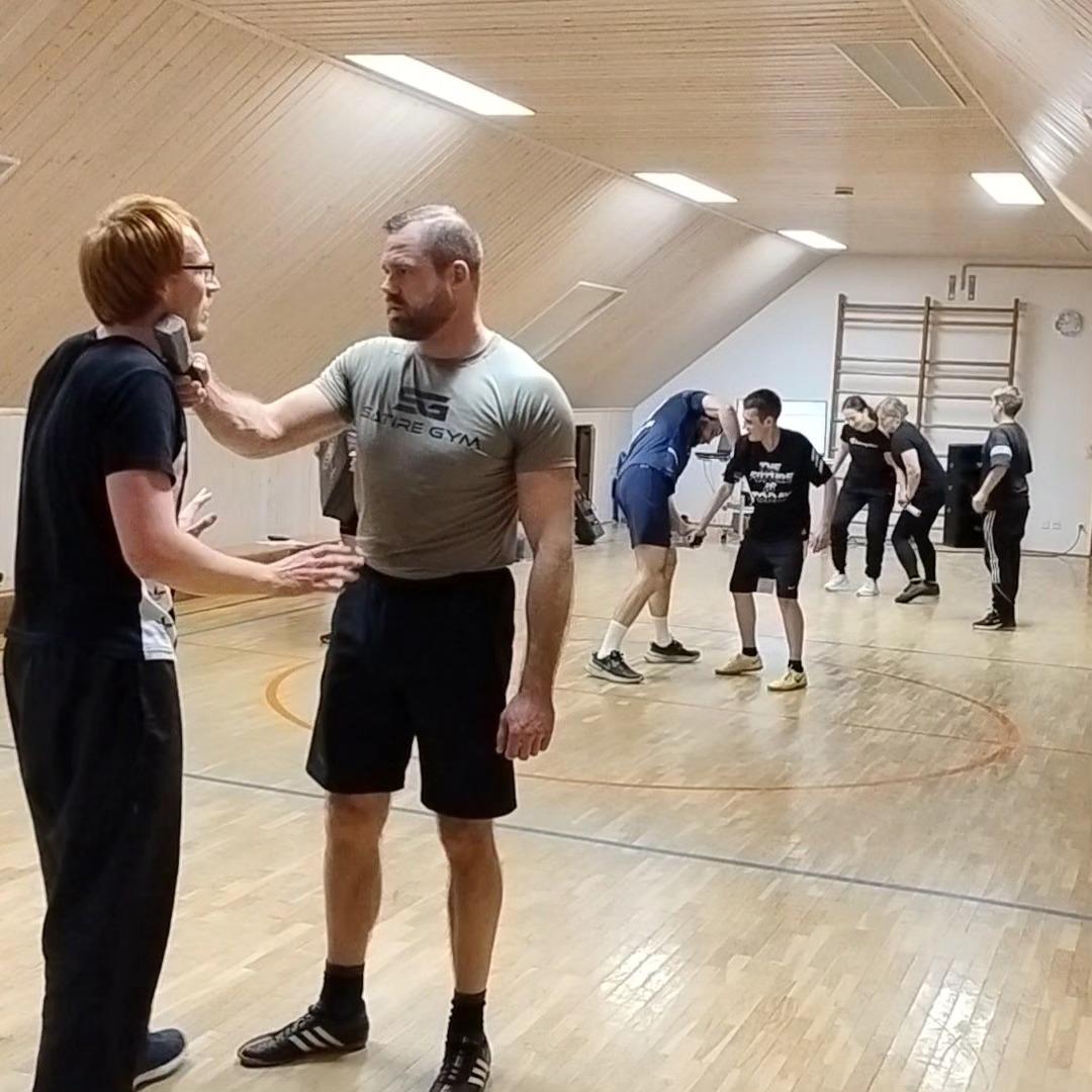 Erwachsene beim Krav-Maga-Training nahe Gunzenhausen