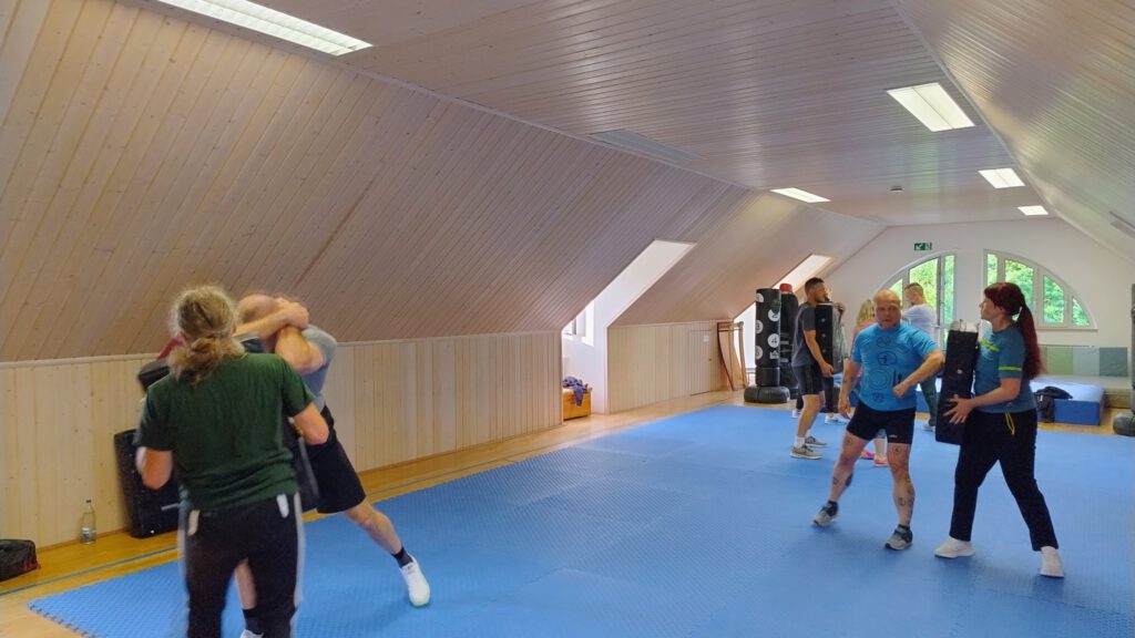 Kontrollierte Partnerübung im KMC-Selbstschutztraining