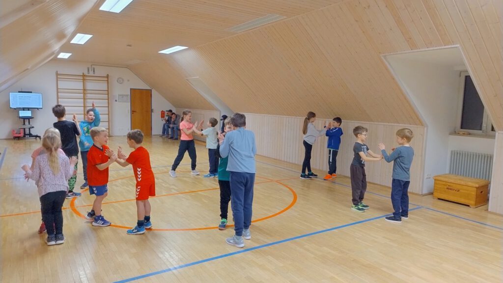 Kinder üben altersgerechte Selbstbehauptung