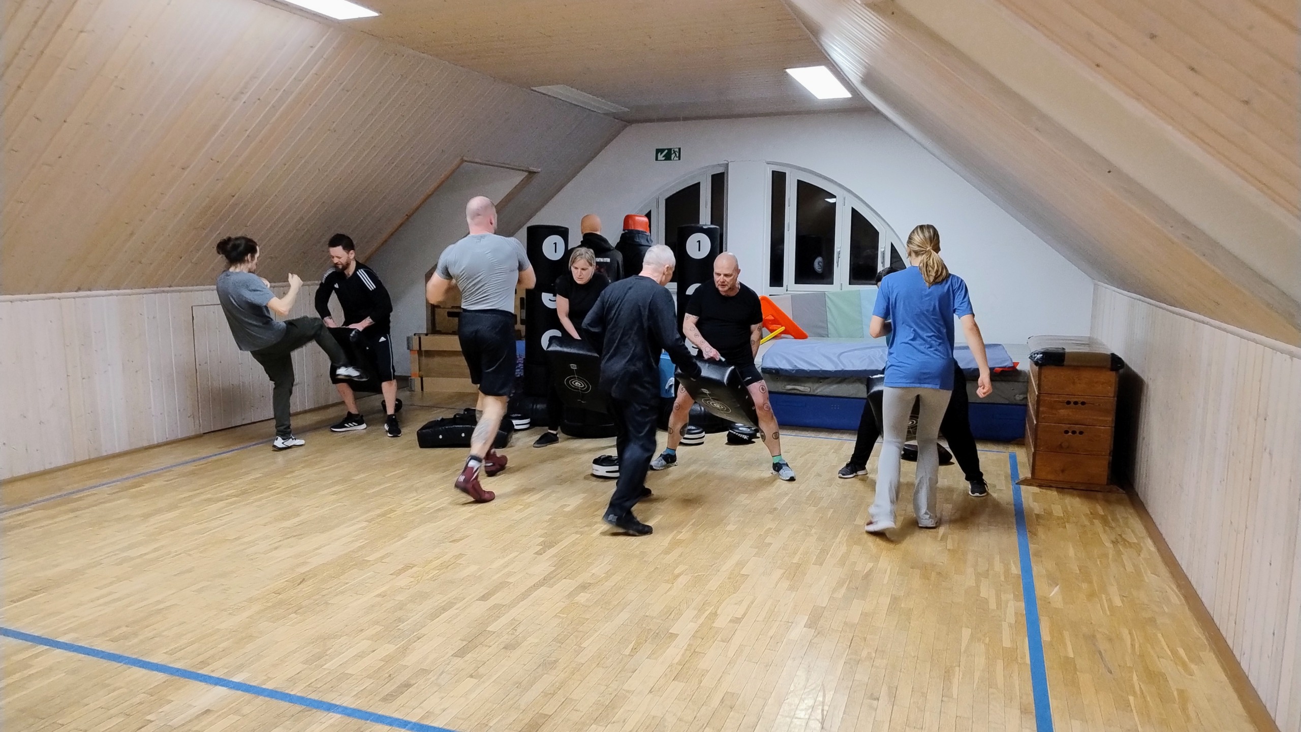 Erwachsene trainieren kontrolliert mit Schlagpolstern in Röckingen